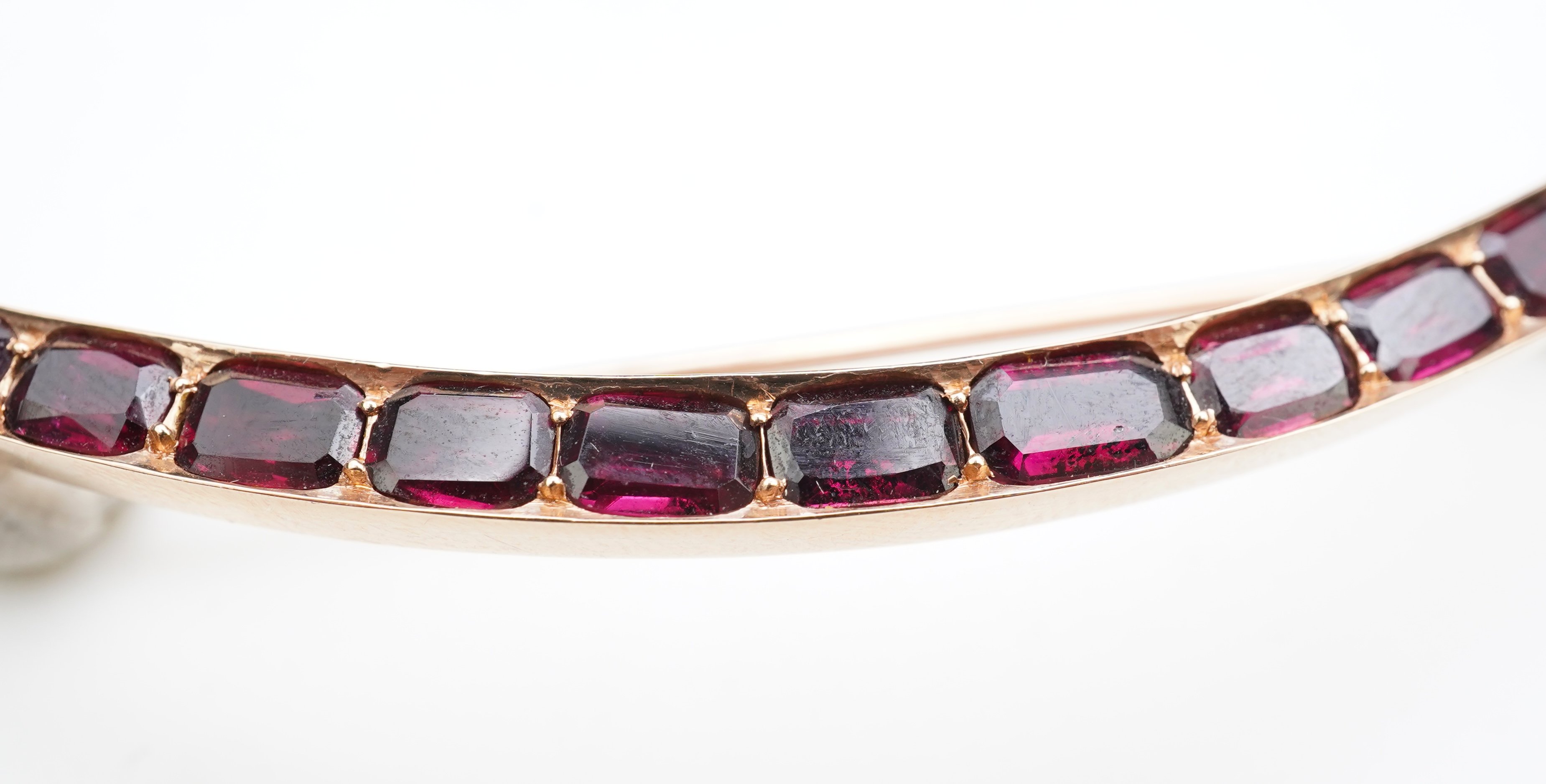 A late Victorian garnet brooch, late 19th century